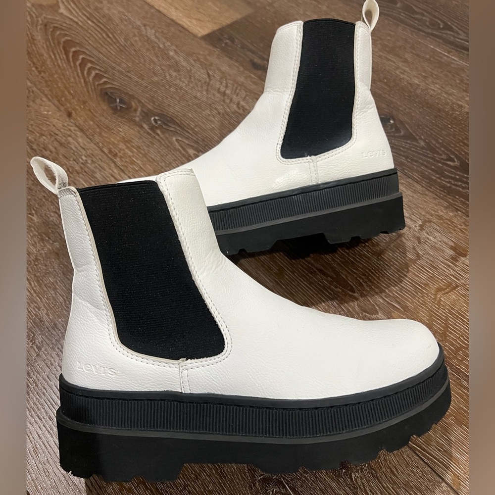 Levi's Women's Black and White Ankle Boots size 7.5